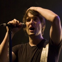 Ash Wow Crowds In London With A Full Rendition Of '1977'